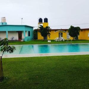 ein Haus mit einem Swimmingpool vor einem Gebäude in der Unterkunft Hotel gallego in Campeche