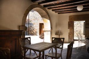 a table and chairs in a room with an archway at Jardín Botánico in Lloreda