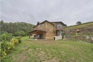 a large stone house with a large yard at Casa de piedra en el valle a 20 minutos de Ribadeo y Playa de las Catedrales in Salcido