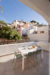 a white table and chairs on a balcony at Baélia Casa Serena in San Rafael