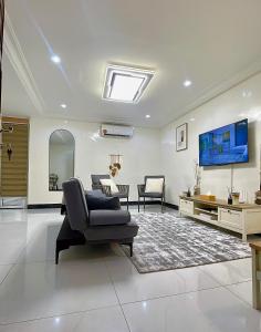 a living room with a couch and a tv at La case Dytobi Mermoz in Dakar