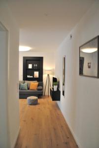 a living room with a couch and a wooden floor at Apartment la rosa in Weißensberg