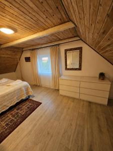 En eller flere senge i et værelse på Danmønhus Hygge
