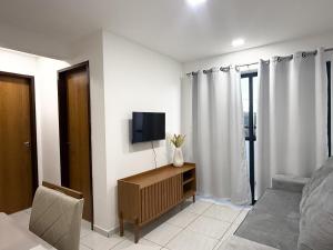 a living room with a tv and a couch at RESIDENCIAL MORADA DO VALE 03b in Garanhuns