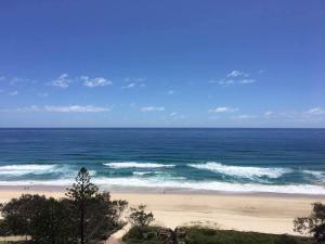 uma vista para uma praia com o oceano em Ocean Royale em Gold Coast
