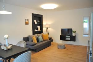 a living room with a couch and a table at Apartment la rosa in Weißensberg