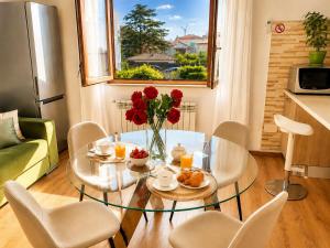 a living room with a glass table with red flowers at Casa Annalisa in Scauri +33 photos