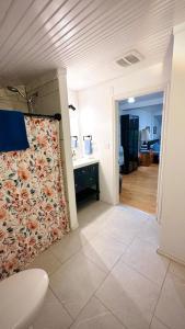 a bathroom with a flowered wall in a room at Falcon Retreats in Sharbot Lake +127 photos