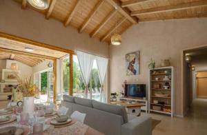 a living room with a couch and a table at Villa Stonica in Kringa