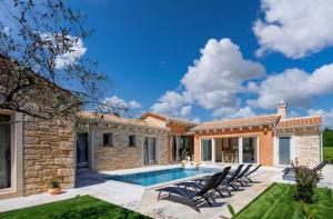 a villa with a swimming pool and a patio at Villa Stonica in Kringa