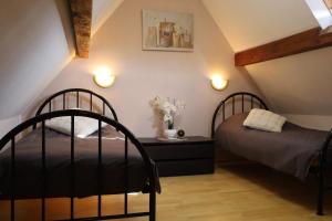 two twin beds in a attic bedroom with lights at S'Kamèrlè in Hatten