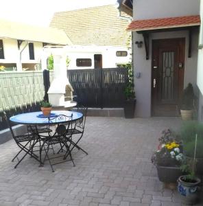 a patio with a table and chairs in front of a house at S'Kamèrlè in Hatten