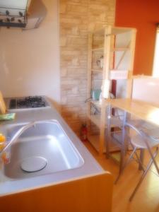 A kitchen or kitchenette at Guest House Tomida