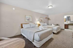 a bedroom with two beds in a room at Eagle Motel Suite 110 in Manitou Springs