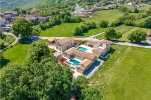 an aerial view of a large house with a yard at Villa Stonica in Kringa