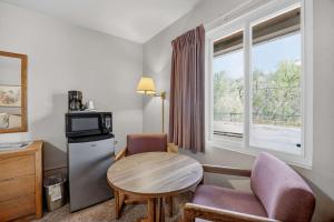 a small room with a table and a window at Eagle Motel Suite 110 in Manitou Springs