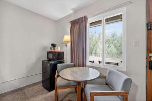 a room with a table and chairs and a window at Eagle Motel Suite 114 in Manitou Springs