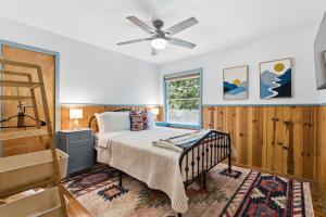 a bedroom with a bed and a window at Harmony Hideaway Hammocks Creek Sounds in Shaver Lake