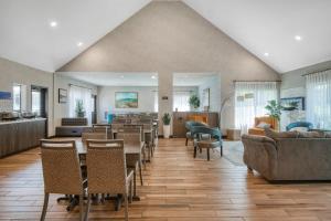 a living room with tables and chairs and a living room at Best Western Fishkill Inn & Suites in Fishkill