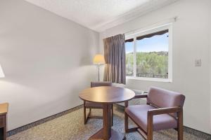 a room with a table and chairs and a window at Eagle Motel Suite 226 in Manitou Springs