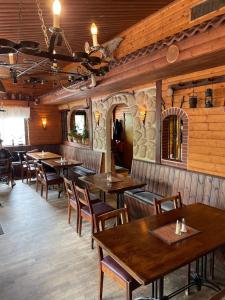 ein Esszimmer mit Holztischen und Stühlen in der Unterkunft Vreta Hotel in Vretarna