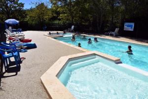 a group of people swimming in a swimming pool at L'Aquarelle - Camping in La Souterraine