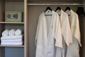 a wardrobe with white towels and a radio at Hotel Termal Emperatriz Termas de Río Hondo in Termas de Río Hondo +120 photos