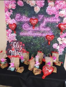 a table with a bunch of hearts and bags at Estância 7 praias in São Paulo