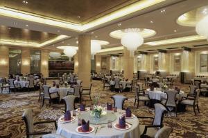 上海的住宿－上海星河灣酒店，宴会厅配有桌椅和吊灯