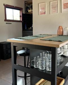 a table with glasses on it in a kitchen at Chalé Lumiar in Santana do Riacho