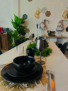 a black bowl on a table with a wine glass at Loft Industrial Petfriendly in Tlaxcala de Xicohténcatl +41 photos