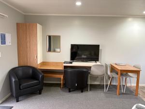 an office with a desk and a chair and a computer at Commodore Court Motel in Blenheim