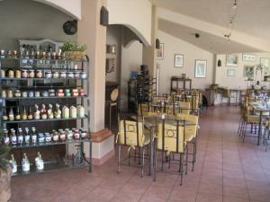 Hotel La Posada في Apizaco: مطعم فيه طاولات وكراسي في الغرفة