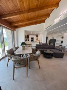 a living room with a table and a couch at Villa Heaven Sperlonga in Itri