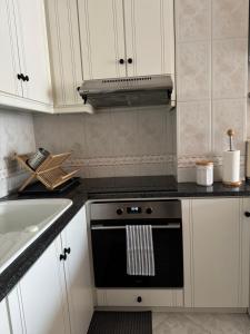 a kitchen with a stove and a sink at Ofir Guest House in Fão