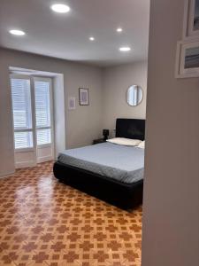 a bedroom with a bed in the corner of a room at Family in Envie