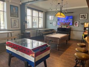 a room with a ping pong table and a ping pong table at Venue Apartment in Colne
