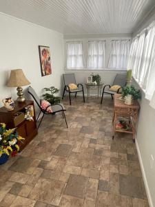 a living room with chairs and a table at Inviting 3 Bedroom Home in Norton