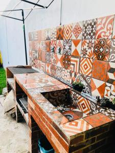 a tiled wall with a counter top with at Loft Industrial Petfriendly in Tlaxcala de Xicohténcatl