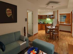 Ett kök eller pentry på Melange Luxury Serviced Apartments