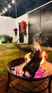 a fire pit with a log on top of it at Loft Industrial Petfriendly in Tlaxcala de Xicohténcatl
