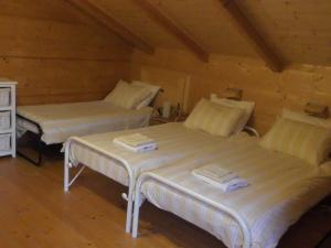 a room with two beds in a cabin at Le Temps-Passe in Saint-Jean-d'Aulps