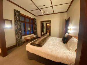 a bedroom with a large bed in a room at Resort Arrowtown in Arrowtown +69 photos