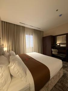 a bedroom with a large bed in a hotel room at فندق اسيل نجمة واحدة in Salhabah