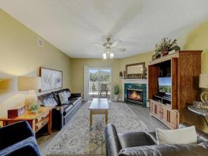 a living room with a couch and a fireplace at WP531 Come on Inn in Pigeon Forge