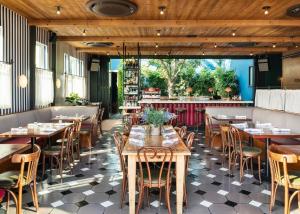 a restaurant with tables and chairs and a counter at Palihotel Culver City in Los Angeles +42 photos