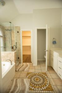 a bathroom with a shower and a tub and a sink at Pet friendly Spacious 4 Bedroom home with large, fenced backyard, located to DFW airport, restaurants and shops in Irving +31 photos
