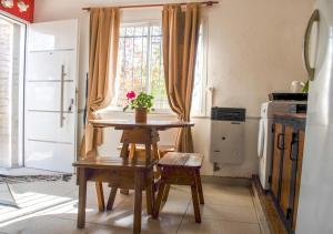 a small kitchen with a table and a window at LOFT Huayna picchu in La Falda