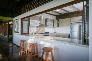 a kitchen with two stools and a counter top at Casa de Campo con Vista al Mar in Tubará