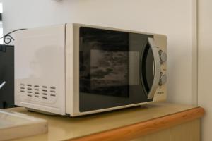 a microwave oven sitting on top of a counter at Casa Anna in Paratico